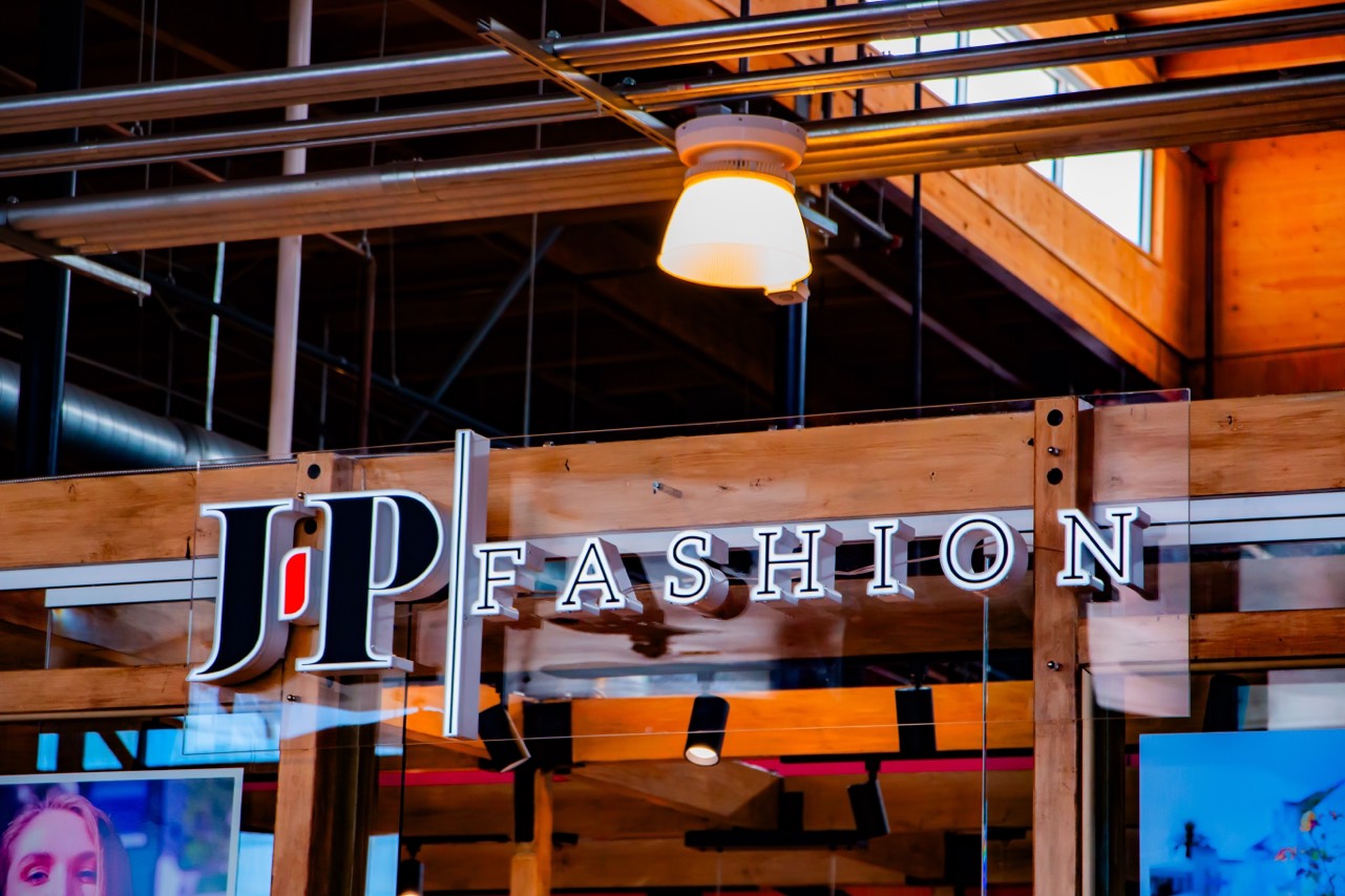 Mang chuông đi đánh sứ người, J-P đã đặt chân đến Mỹ