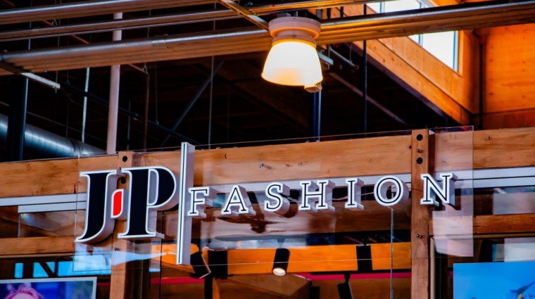 Mang chuông đi đánh sứ người, J-P đã đặt chân đến Mỹ